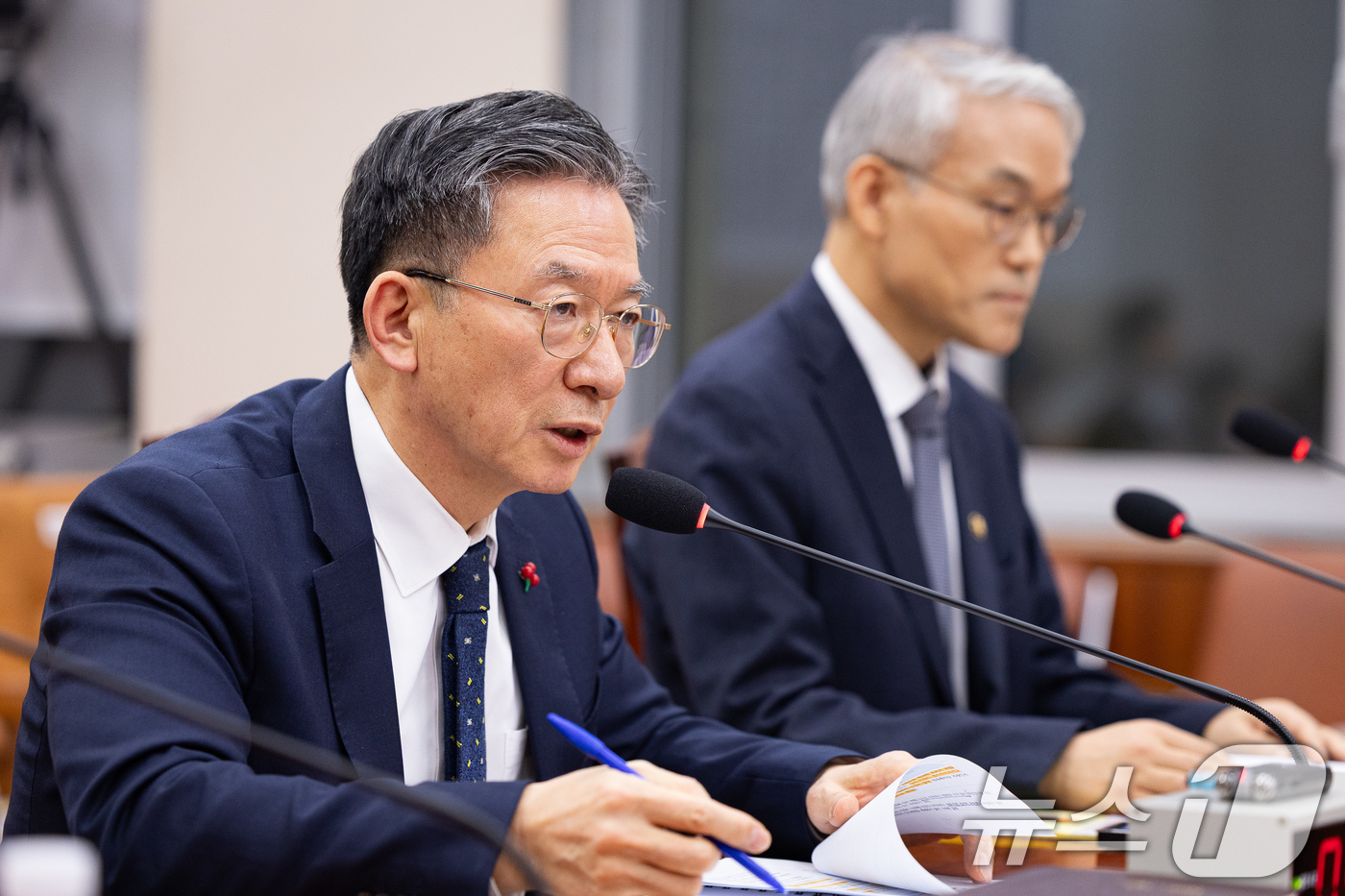 (서울=뉴스1) 유승관 기자 = 정성호 법무부 장관이 18일 서울 여의도 국회에서 열린 제430회 국회(임시회) 법제사법위원회 제2차 전체회의에서 의원 질의에 답하고 있다. 202 …