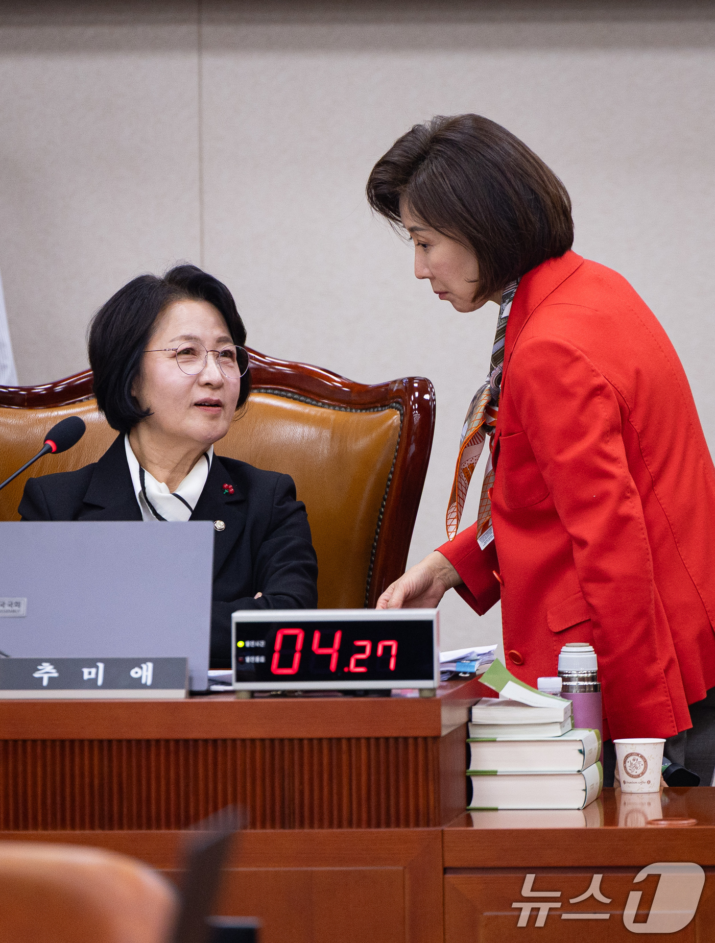 (서울=뉴스1) 유승관 기자 = 추미애 국회 법제사법위원장과 나경원 국민의힘 의원이 18일 서울 여의도 국회에서 열린 제430회 국회(임시회) 법제사법위원회 제2차 전체회의에서 대 …