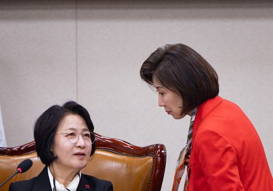 대화 나누는 추미애 법사위원장과 나경원 의원