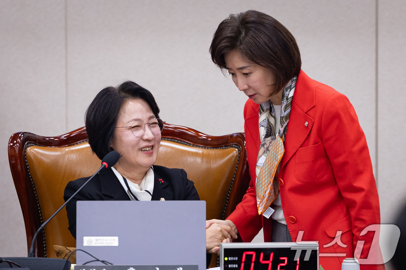 (서울=뉴스1) 유승관 기자 = 추미애 국회 법제사법위원장과 나경원 국민의힘 의원이 18일 서울 여의도 국회에서 열린 제430회 국회(임시회) 법제사법위원회 제2차 전체회의에서 웃 …