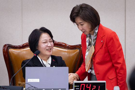 미소 지으며 악수 나누는 추미애·나경원