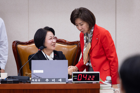 웃으며 손 맞잡는 추미애·나경원