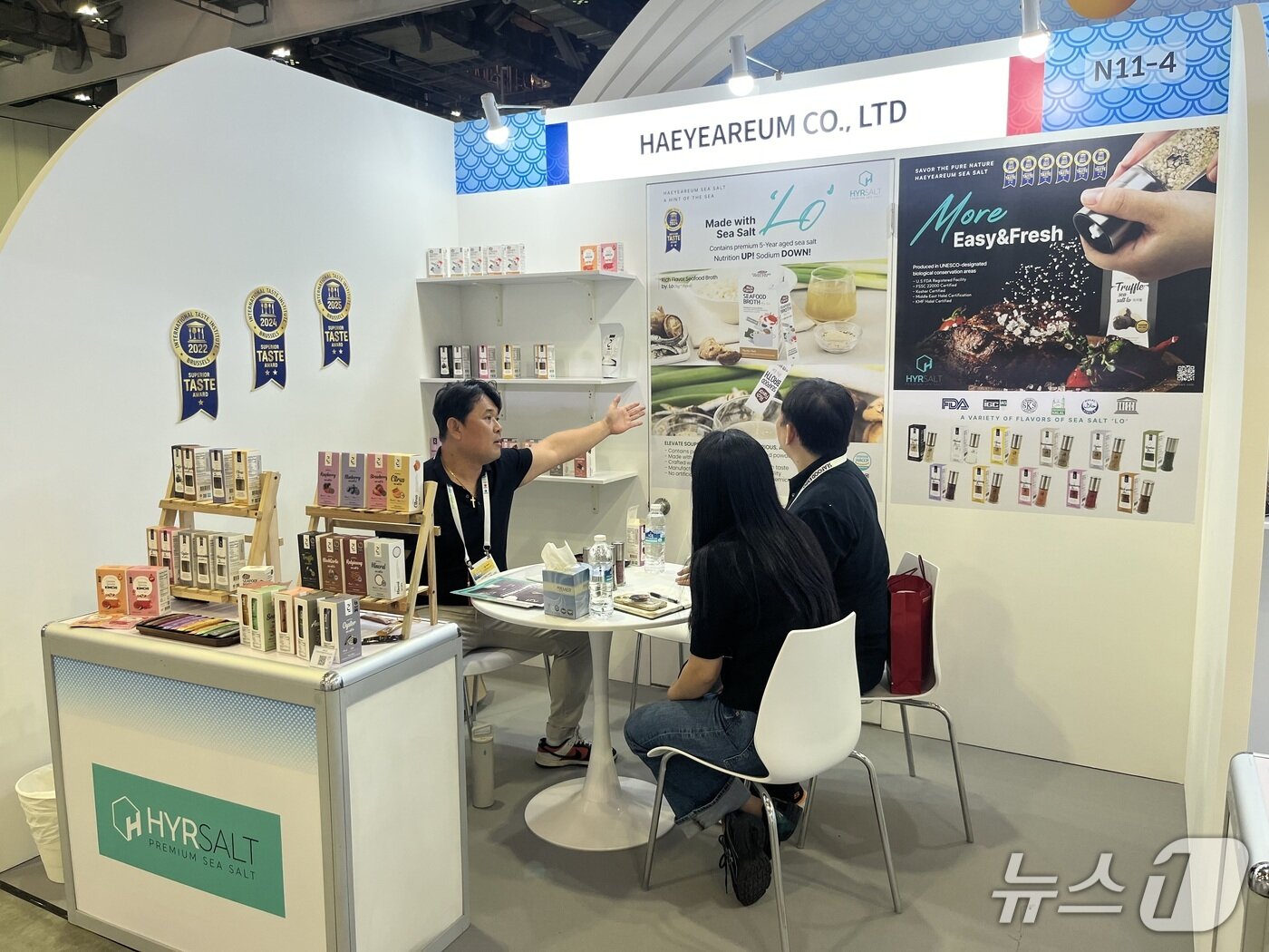 본문 이미지 - 지난 9월 싱가포르에서 개최된 ‘시푸드 아시아 엑스포 2025’에 참여한 우리 수산식품 수출기업이 현지 마이어와 상담을 하고 있다.(수협중앙회 제공)
