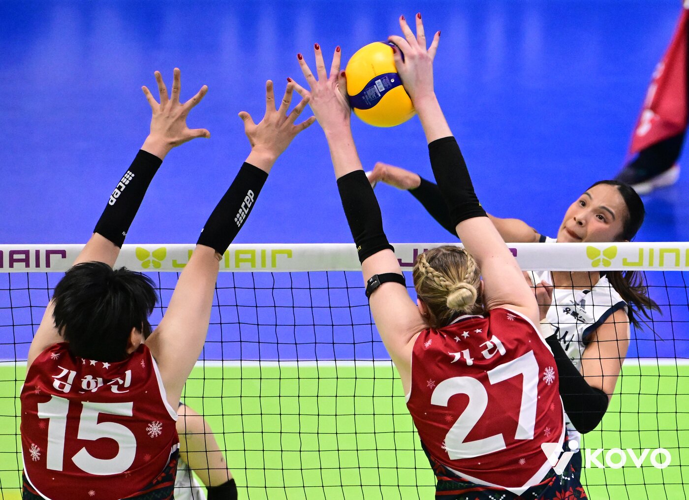 본문 이미지 - 블로킹에서 상대를 압도한 현대건설. (KOVO 제공)