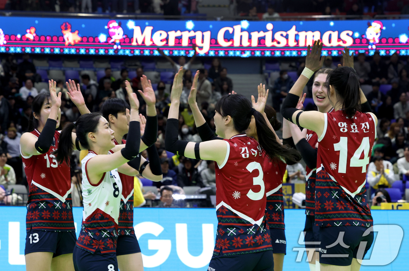 (서울=뉴스1) = 18일 수원실내체육관에서 열린 진에어 2025-26 V리그 프로배구 현대건설과  도로공사와의 경기에서 현대건설 선수들이 득점 후 환호하고 있다. 현대건설이 도로 …