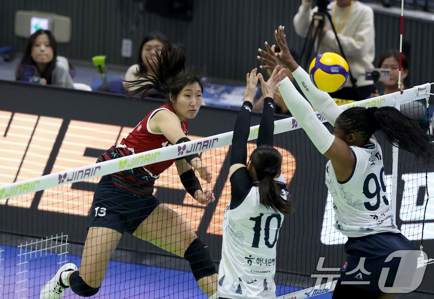 (서울=뉴스1) = 18일 수원실내체육관에서 열린 진에어 2025-26 V리그 프로배구 현대건설과  도로공사와의 경기에서 현대건설 정지윤이 공격하고 있다. 현대건설이 도로공사를 3 …