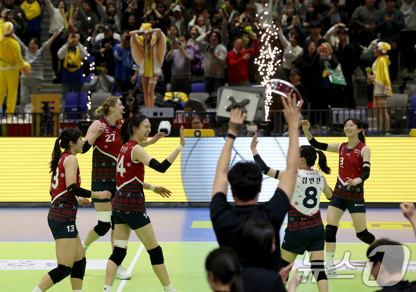 (서울=뉴스1) = 18일 수원실내체육관에서 열린 진에어 2025-26 V리그 프로배구 현대건설과  도로공사와의 경기에서 현대건설 선수들이  환호하고 있다. 현대건설이 도로공사를 …