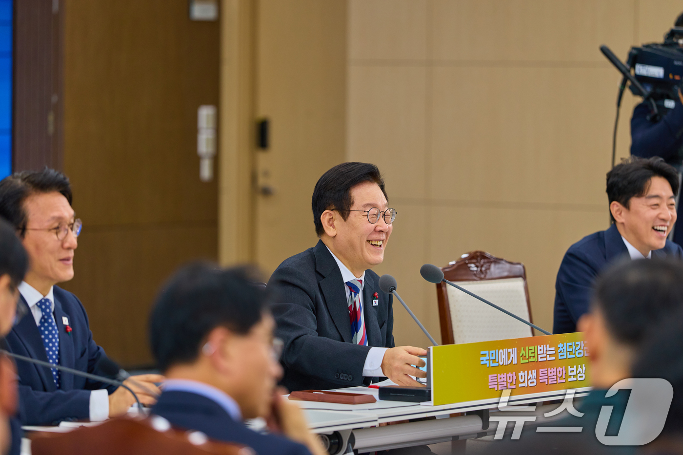 (서울=뉴스1) 허경 기자 = 이재명 대통령이 18일 서울 용산구 국방부에서 열린 국방부·국가보훈부 업무보고에서 참석해 미소 짓고 있다.  (대통령실 제공. 재판매 및 DB 금지) …