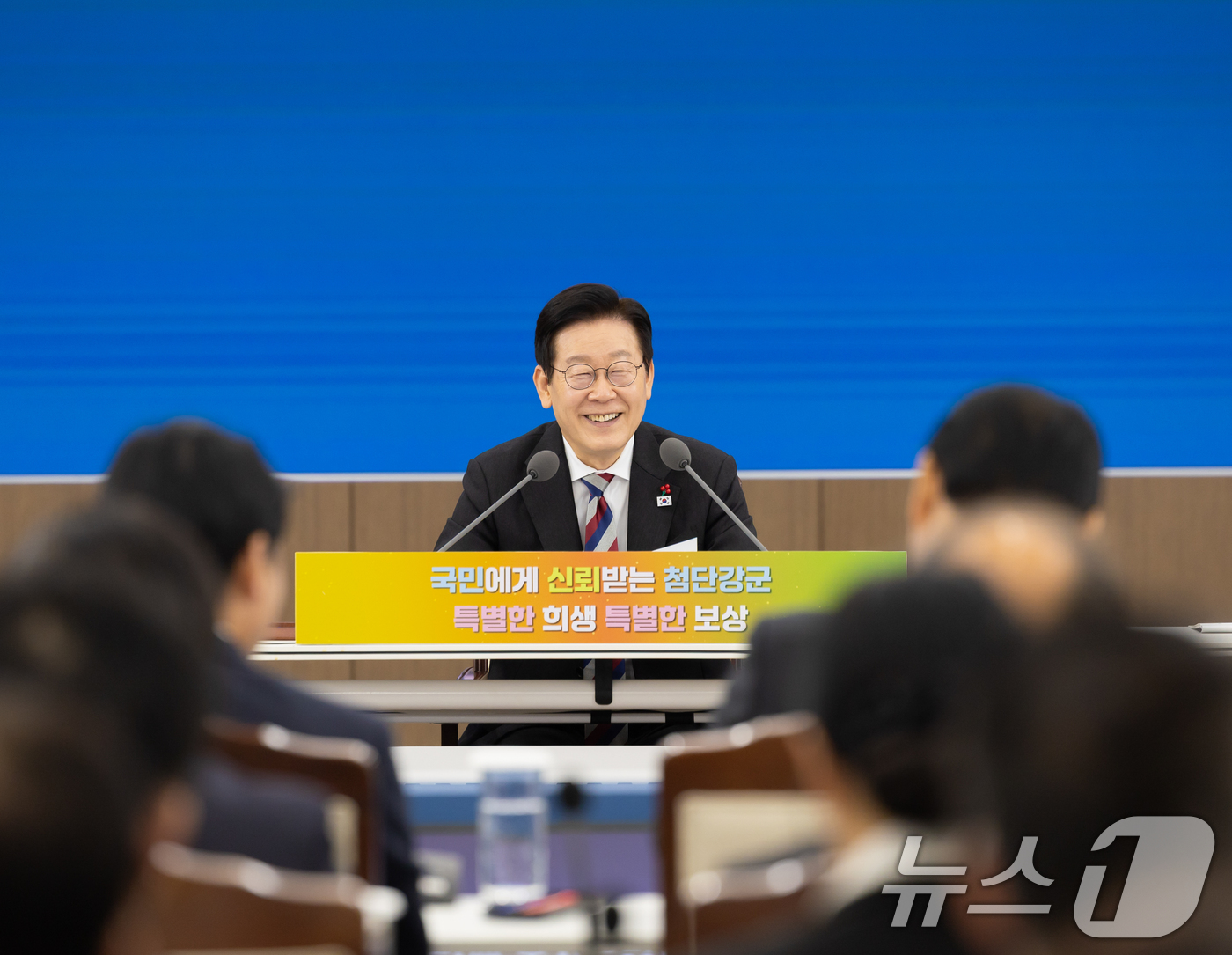 (서울=뉴스1) 허경 기자 = 이재명 대통령이 18일 서울 용산구 국방부에서 열린 국방부·국가보훈부 업무보고에서 참석해 미소 짓고 있다.  (대통령실 제공. 재판매 및 DB 금지) …