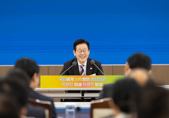 李대통령 지지율 1%p↓ 55%…통일교 악재 생중계로 막아[갤럽]