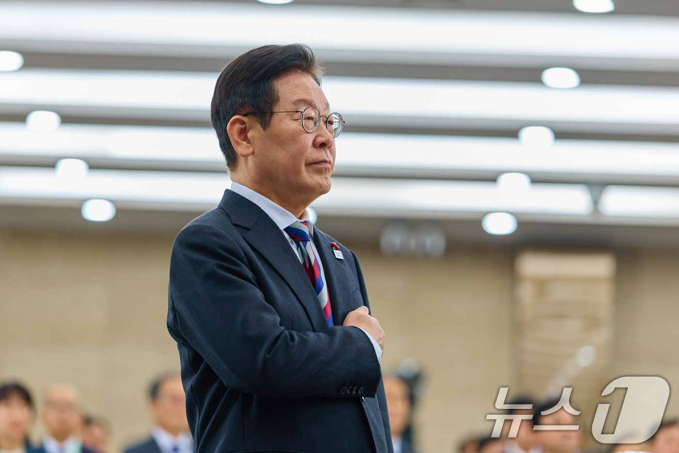 (서울=뉴스1) 허경 기자 = 이재명 대통령이 18일 서울 용산구 국방부에서 열린 국방부·국가보훈부 업무보고에서 국민의례를 하고 있다.  (대통령실 제공. 재판매 및 DB 금지) …