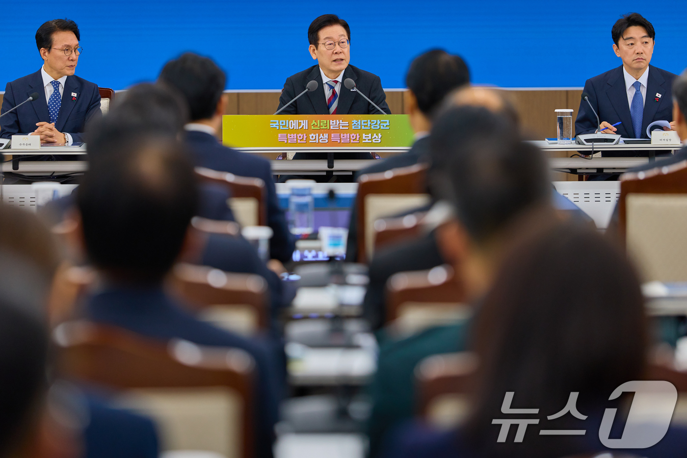 (서울=뉴스1) 허경 기자 = 이재명 대통령이 18일 서울 용산구 국방부에서 열린 국방부·국가보훈부 업무보고에서 발언하고 있다.  (대통령실 제공. 재판매 및 DB 금지) 2025 …