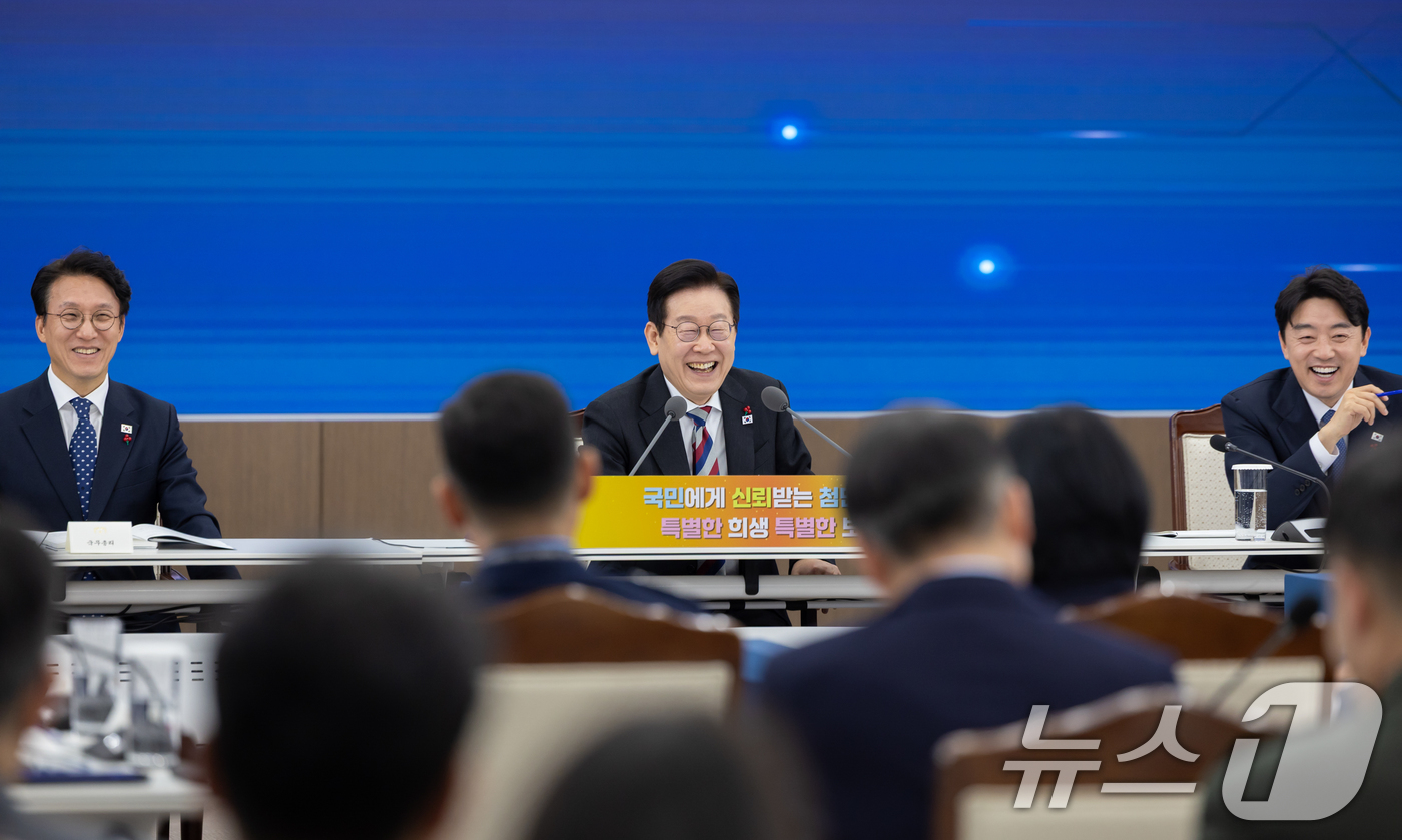 (서울=뉴스1) 허경 기자 = 이재명 대통령이 18일 서울 용산구 국방부에서 열린 국방부·국가보훈부 업무보고에서 참석해 미소 짓고 있다.  (대통령실 제공. 재판매 및 DB 금지) …