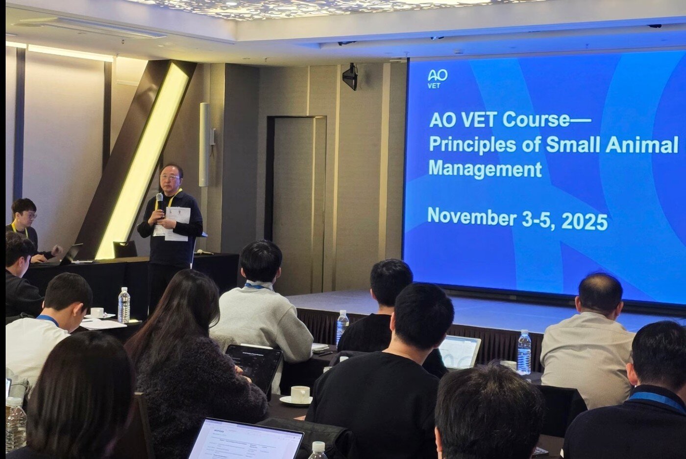 본문 이미지 - 2025년 서울에서 열린 에이오 벳(AO VET) 국제 코스에서  AO VET 한국지부장이자 수의골관절학회 부회장인 정인성 원장이 강의하고 있다(학회 제공). ⓒ 뉴스1