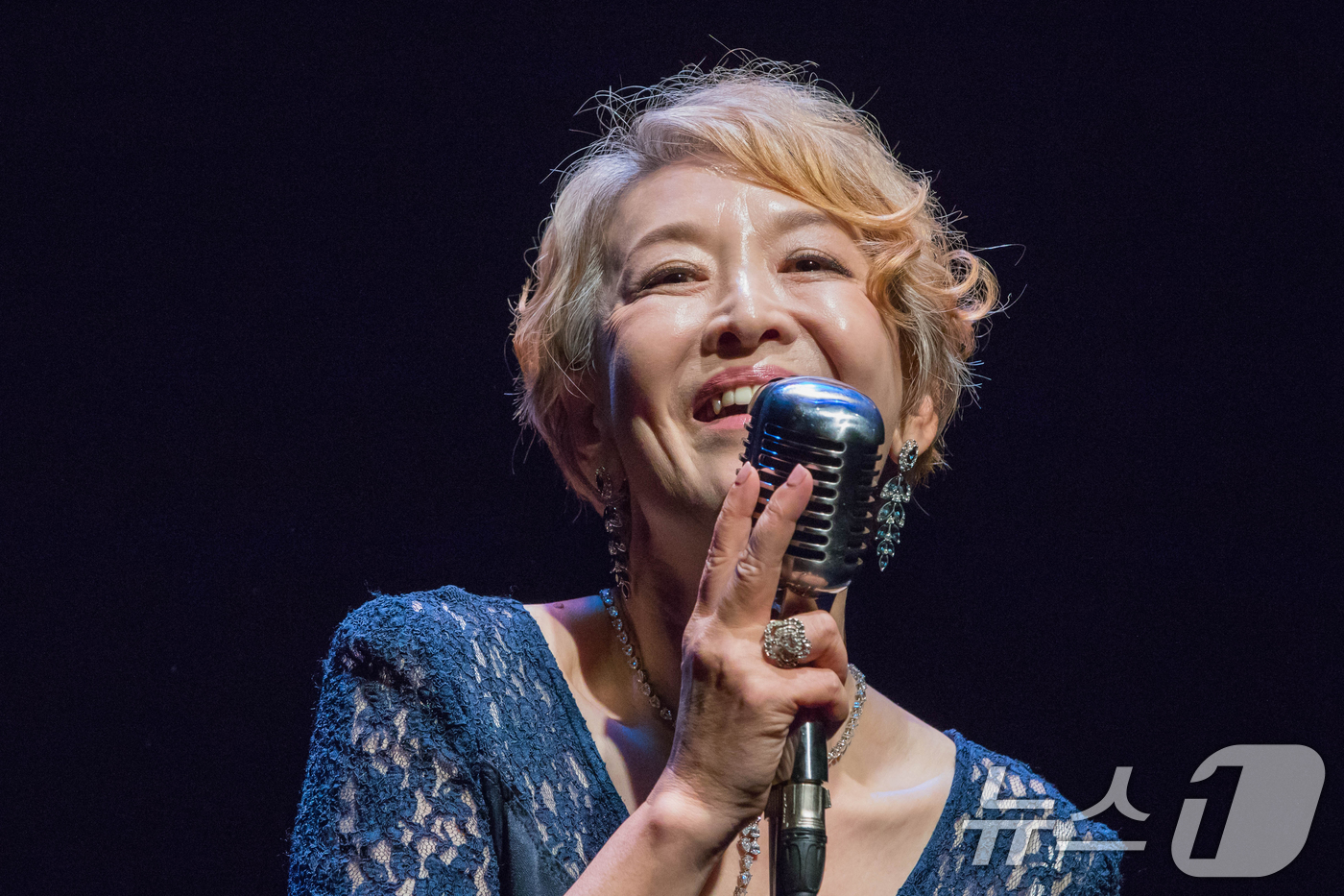 (서울=뉴스1) = 1세대 연극 스타 윤석화 씨가 별세했다는 부고는 오보였다고 한국연극배우협회가 19일 밝혔다. 협회는 공식 입장을 통해 현재 윤석화 배우가 뇌종양 투병으로 병세 …