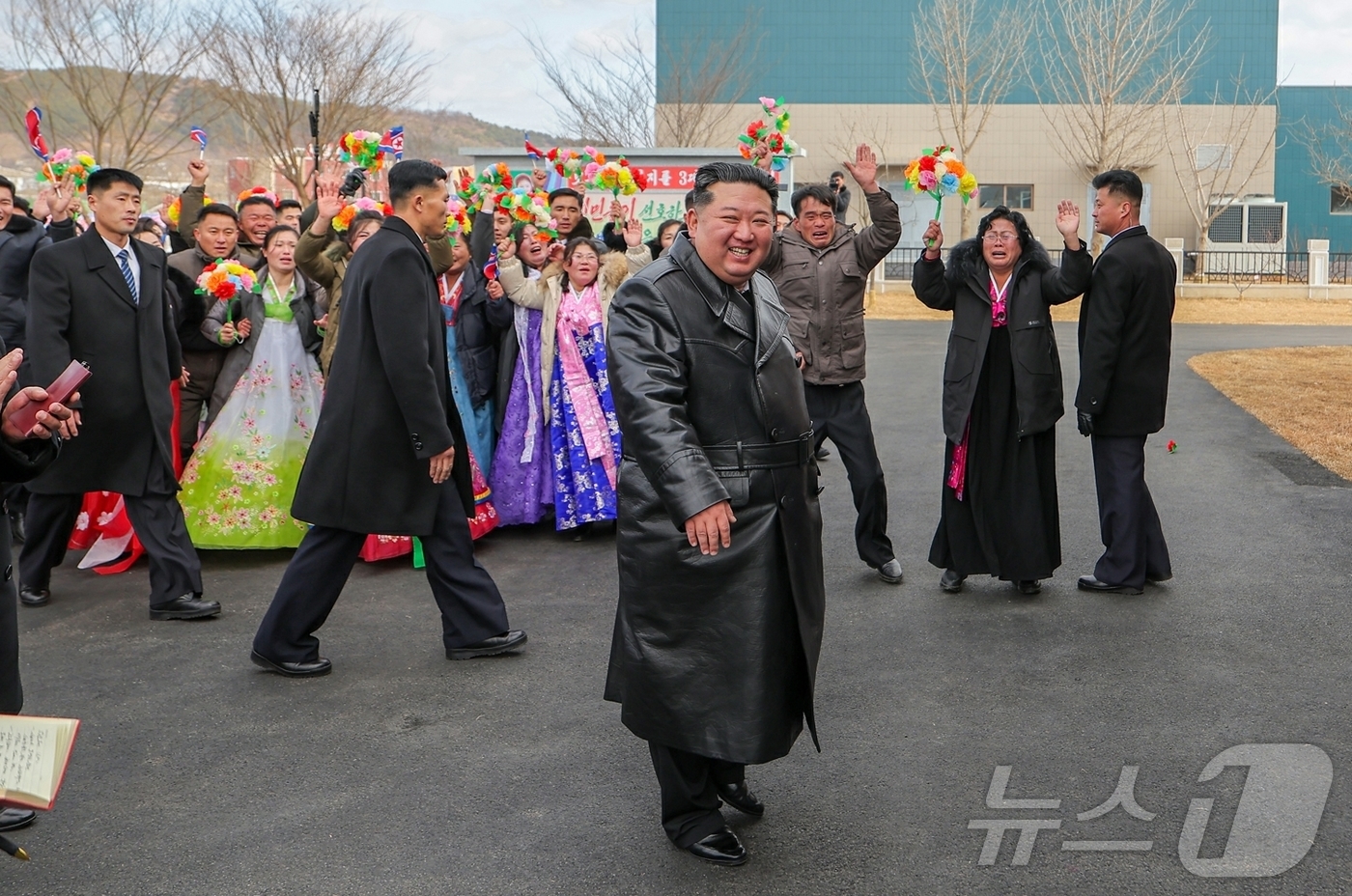 (평양 노동신문=뉴스1) = 북한 노동당 기관지 노동신문은 전날인 18일 김정은 총비서 참석 아래 장연군 지방공업공장 준공식이 성대히 진행됐다고 19일 보도했다. [국내에서만 사용 …