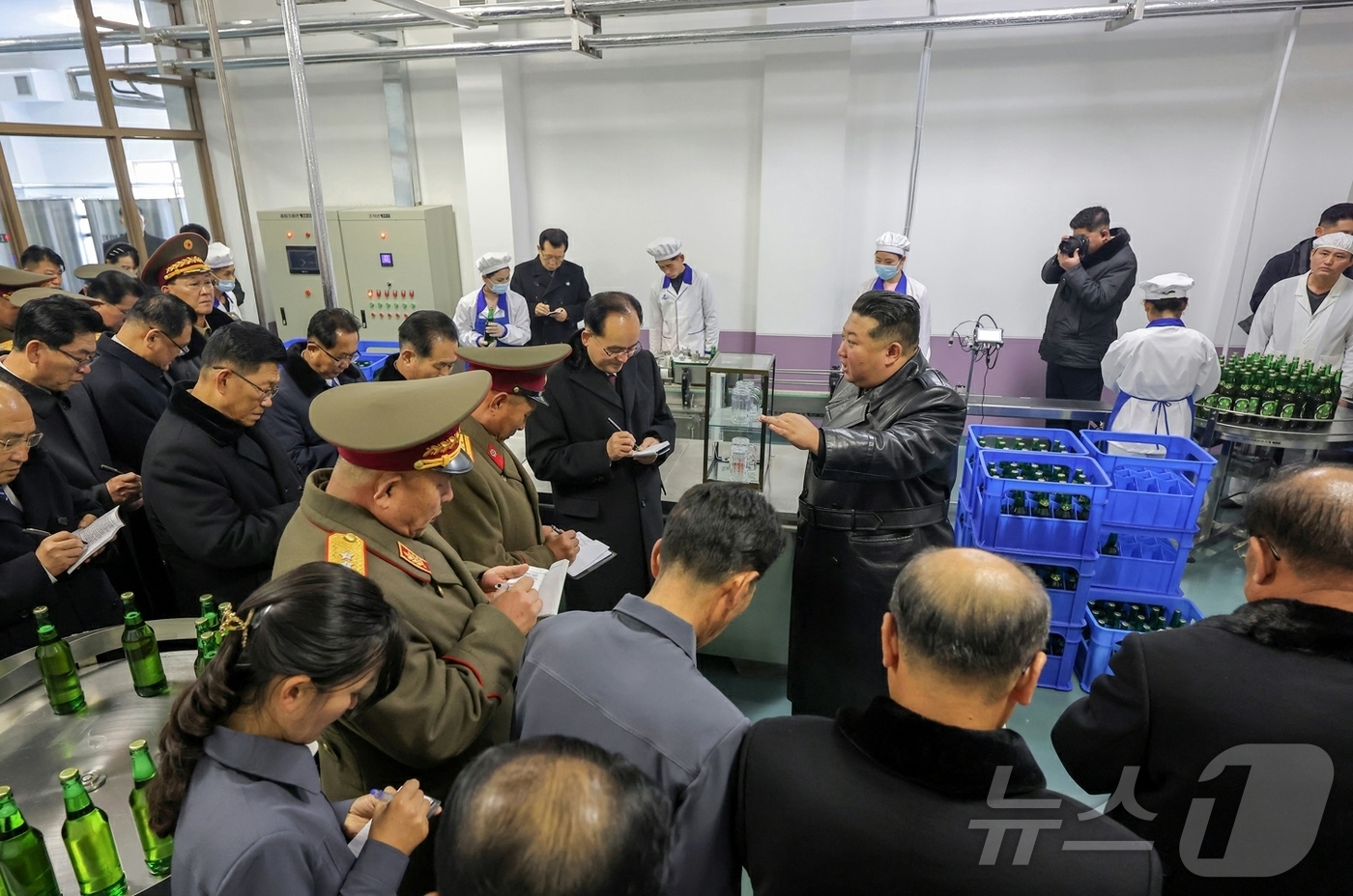 (평양 노동신문=뉴스1) = 북한 노동당 기관지 노동신문은 전날인 18일 김정은 총비서 참석 아래 장연군 지방공업공장 준공식이 성대히 진행됐다고 19일 보도했다. [국내에서만 사용 …