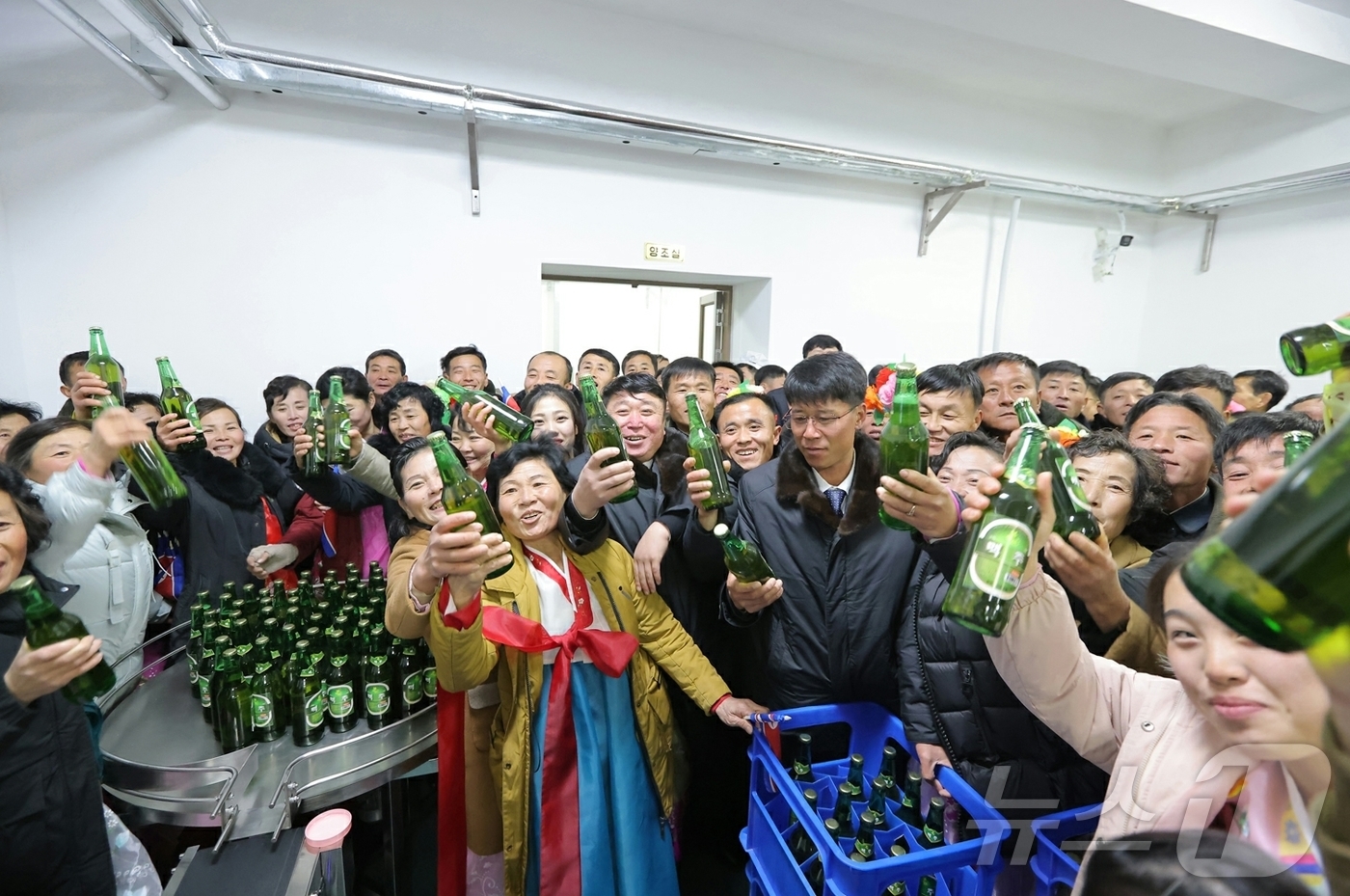 (평양 노동신문=뉴스1) = 북한 노동당 기관지 노동신문은 전날인 18일 김정은 총비서 참석 아래 장연군 지방공업공장 준공식이 성대히 진행됐다고 19일 보도했다. [국내에서만 사용 …