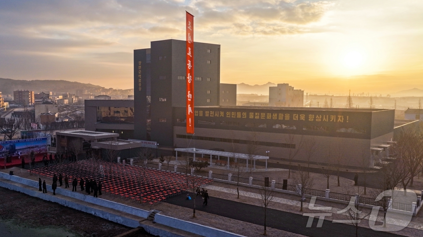 (평양 노동신문=뉴스1) = 북한 노동당 기관지 노동신문은 전날인 18일 김정은 총비서 참석 아래 장연군 지방공업공장 준공식이 성대히 진행됐다고 19일 보도했다. [국내에서만 사용 …