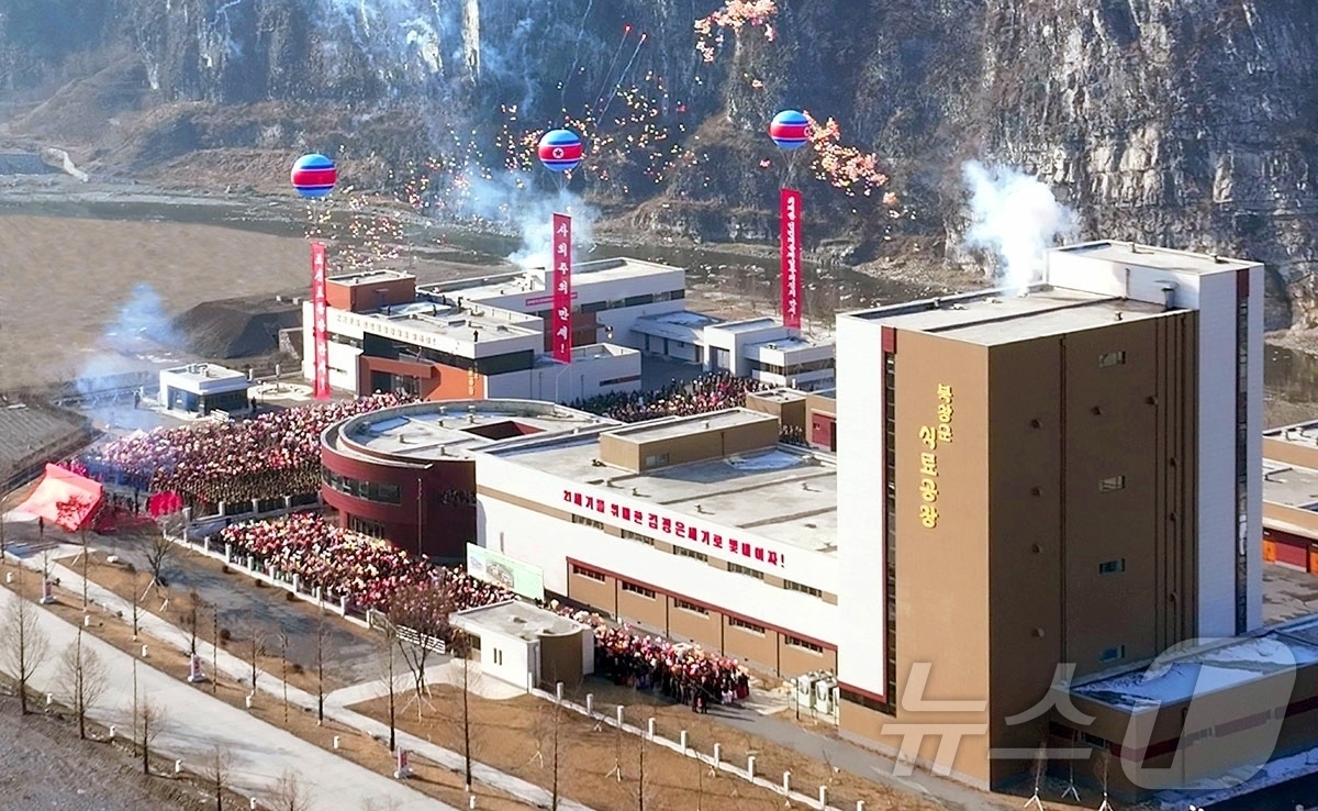 (평양 노동신문=뉴스1) = 북한 노동당 기관지 노동신문은 전날인 18일 김정은 총비서 참석 아래 장연군 지방공업공장 준공식이 성대히 진행됐다고 19일 보도했다. [국내에서만 사용 …