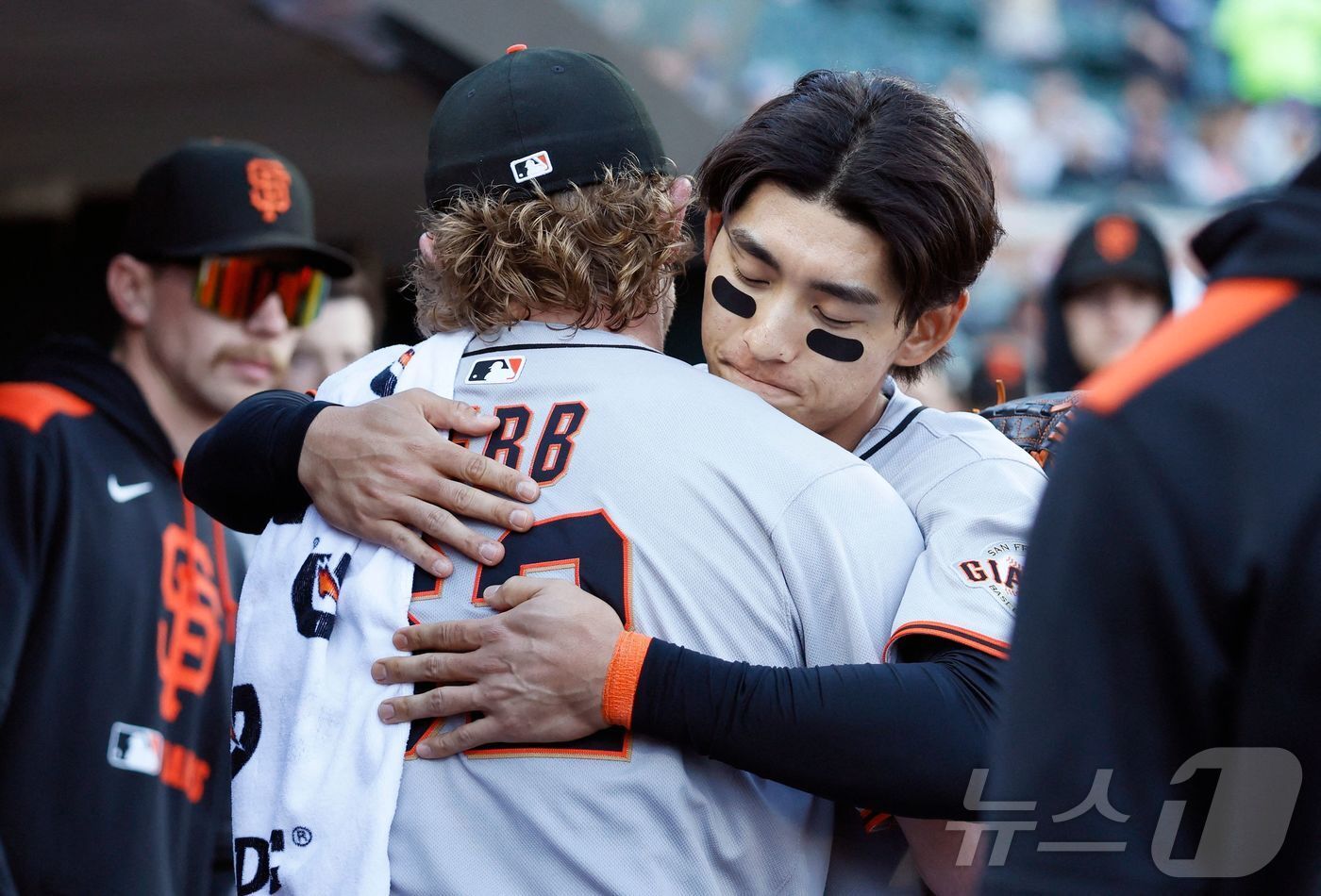 본문 이미지 - 샌프란시스코 자이언츠에서 함께 뛰는 이정후와 로건 웹. ⓒ AFP=뉴스1