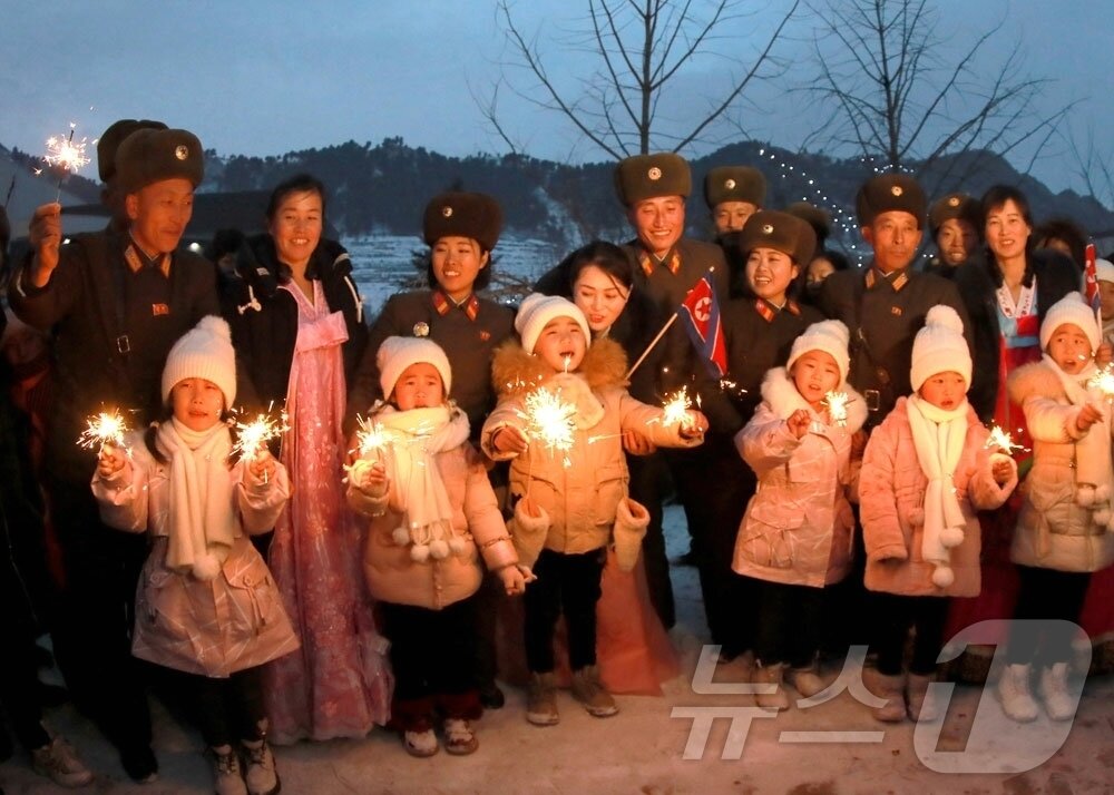 본문 이미지 - (평양 노동신문=뉴스1) = 지난 18일에 열린 북한 장강군의 지방공업공장 준공식 후 진행된 경축행사 모습. [국내에서만 사용가능. 재배포 금지. DB 금지. For Use Only in the Republic of Korea. Redistribution Prohibited] rodongphoto@news1.kr