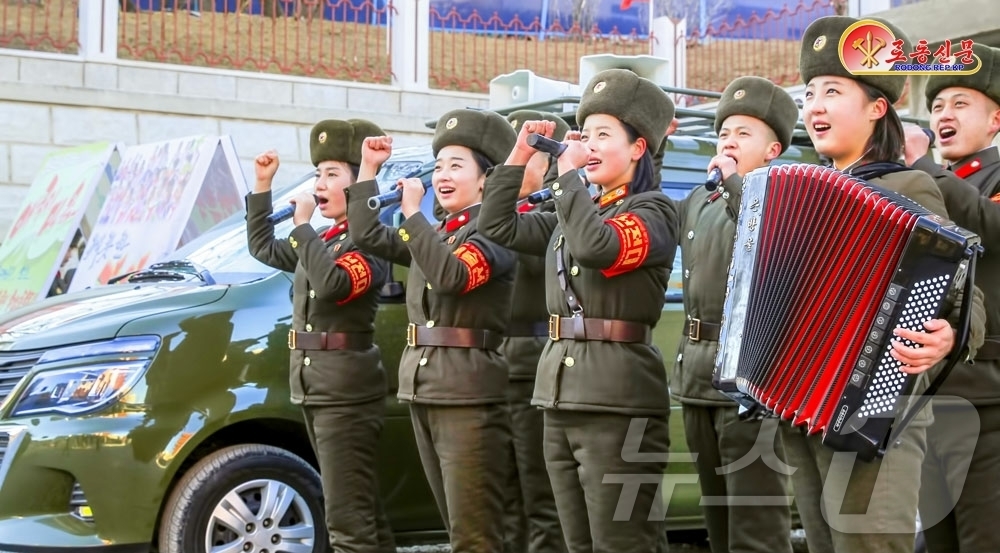 (평양 노동신문=뉴스1) = 북한 노동당 기관지 노동신문은 19일 평양의 학용품 공장과 교구비품공장건설에 동원된 인민군 장병들이 "혁명강군 특유의 영웅적 기상을 펼치고 있다"고 선 …