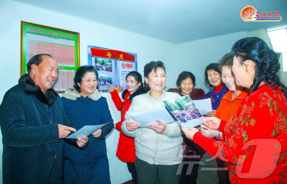 (평양 노동신문=뉴스1) = 북한 노동당 기관지 노동신문은 19일 서성구역 장경2동 아파트 마당에 새 거리 건설장에 대한 지원사업을 떠났던 주민들이 돌아오는 길로 다같이 사진기 앞 …