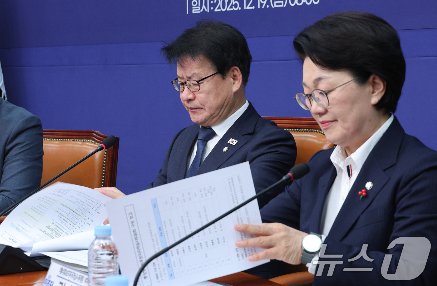 (서울=뉴스1) 신웅수 기자 = 임호선 위원장과 권향엽 부위원장이 19일 서울 여의도 국회에서 열린 더불어민주당 중앙당 예비후보자자격심사위원회 제1차 회의에서 자료를 살펴보고 있다 …