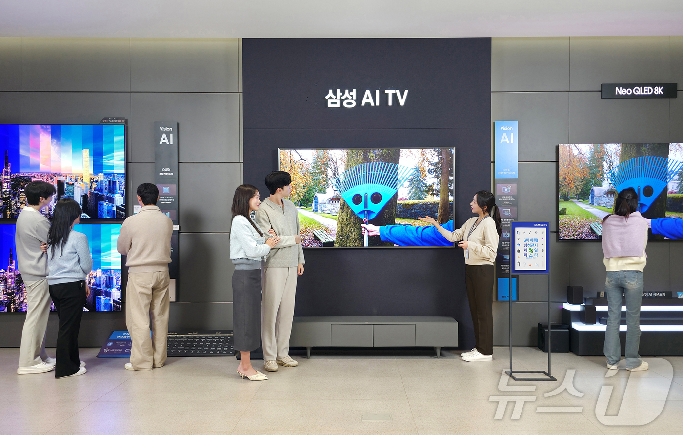 (서울=뉴스1) = 삼성전자가 새로운 한 해를 응원하는 마음을 담아 내년 1월1일부터 31일까지 '2026 삼성전자 세일 페스타를 개최한다고 19일 밝혔다. 사진은 삼성전자 모델이 …