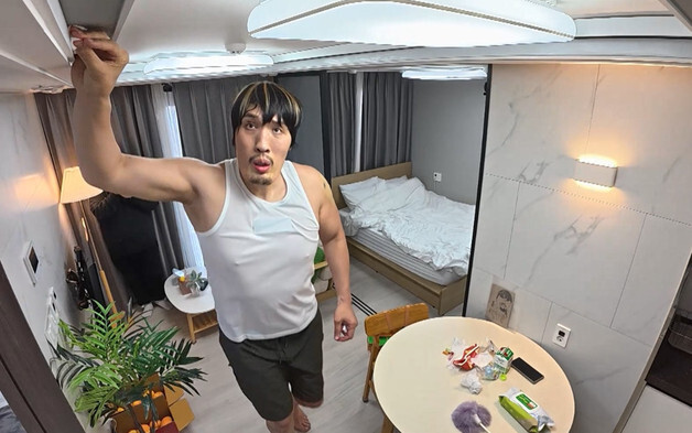 '217㎝ 거인' 최홍만, 꽉 끼는 샤워부스에 감금…세차장 공포증까지