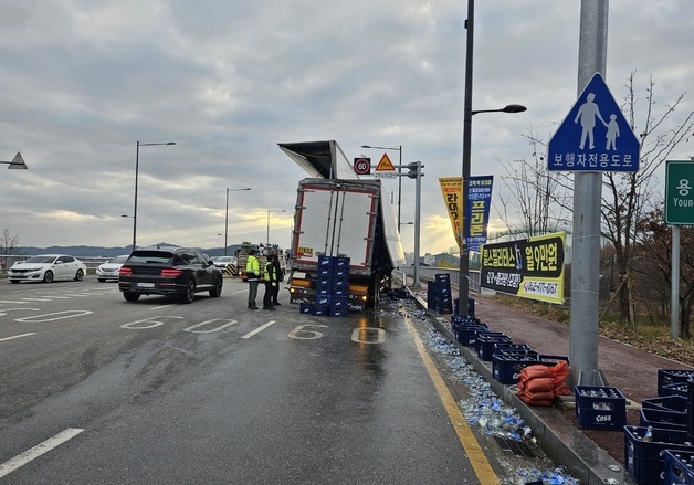 달리던 트럭서 맥주병 수천 개 와르르…광주 용두대교 출근길 정체