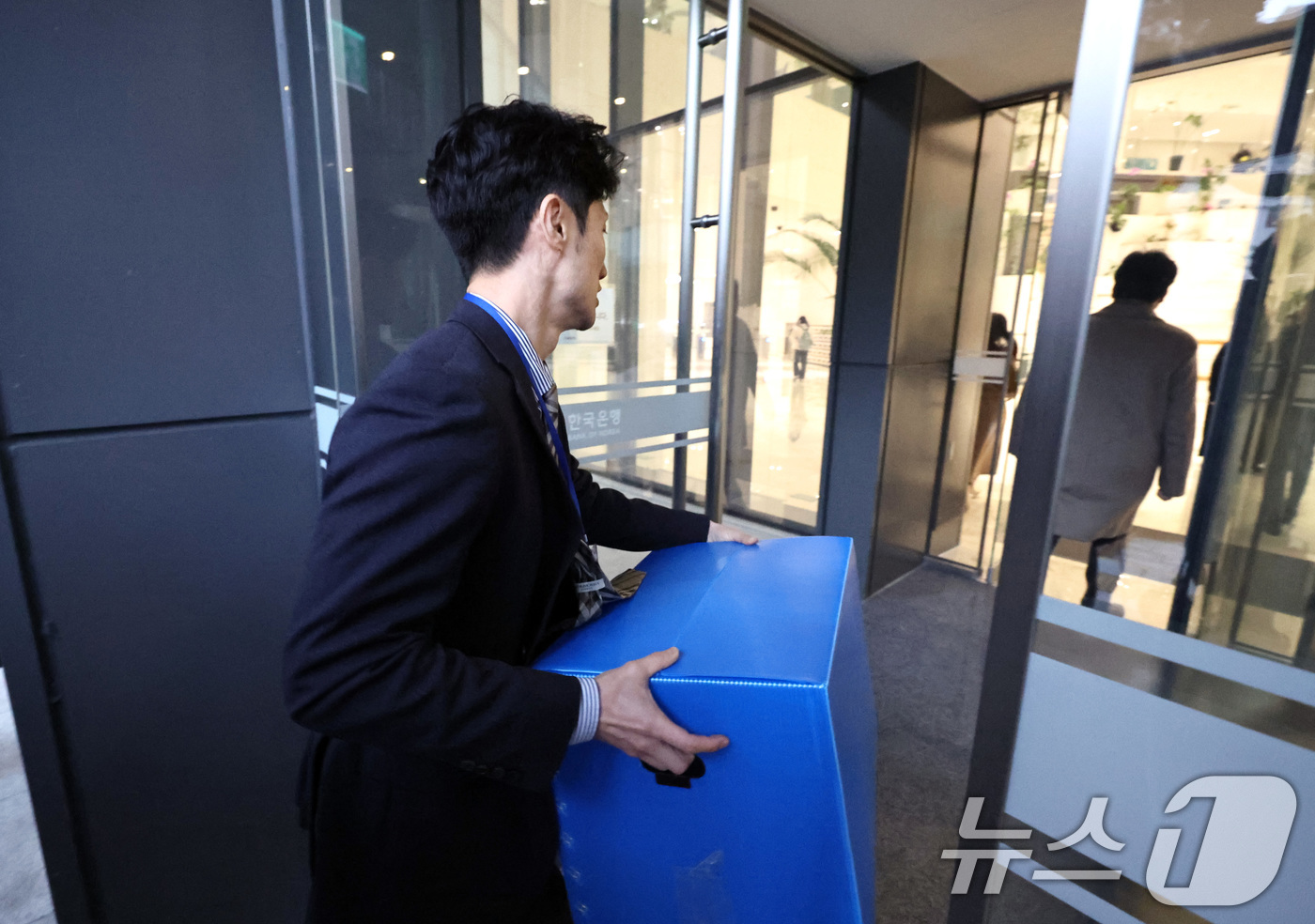 (서울=뉴스1) 구윤성 기자 = '관봉권 띠지 폐기 의혹'을 수사중인 안권섭 상설특별검사팀이 19일 오전 수색·검증 영장을 집행하기 위해 서울 중구 한국은행 발권국으로 향하고 있다 …