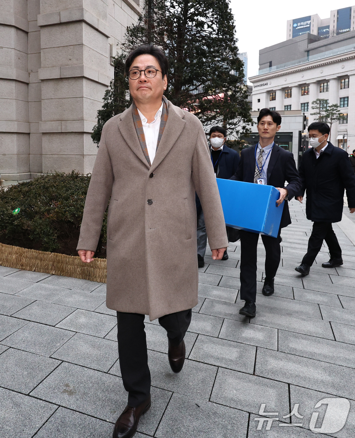 (서울=뉴스1) 구윤성 기자 = '관봉권 띠지 폐기 의혹'을 수사중인 안권섭 상설특별검사팀이 19일 오전 수색·검증 영장을 집행하기 위해 서울 중구 한국은행 발권국으로 향하고 있다 …