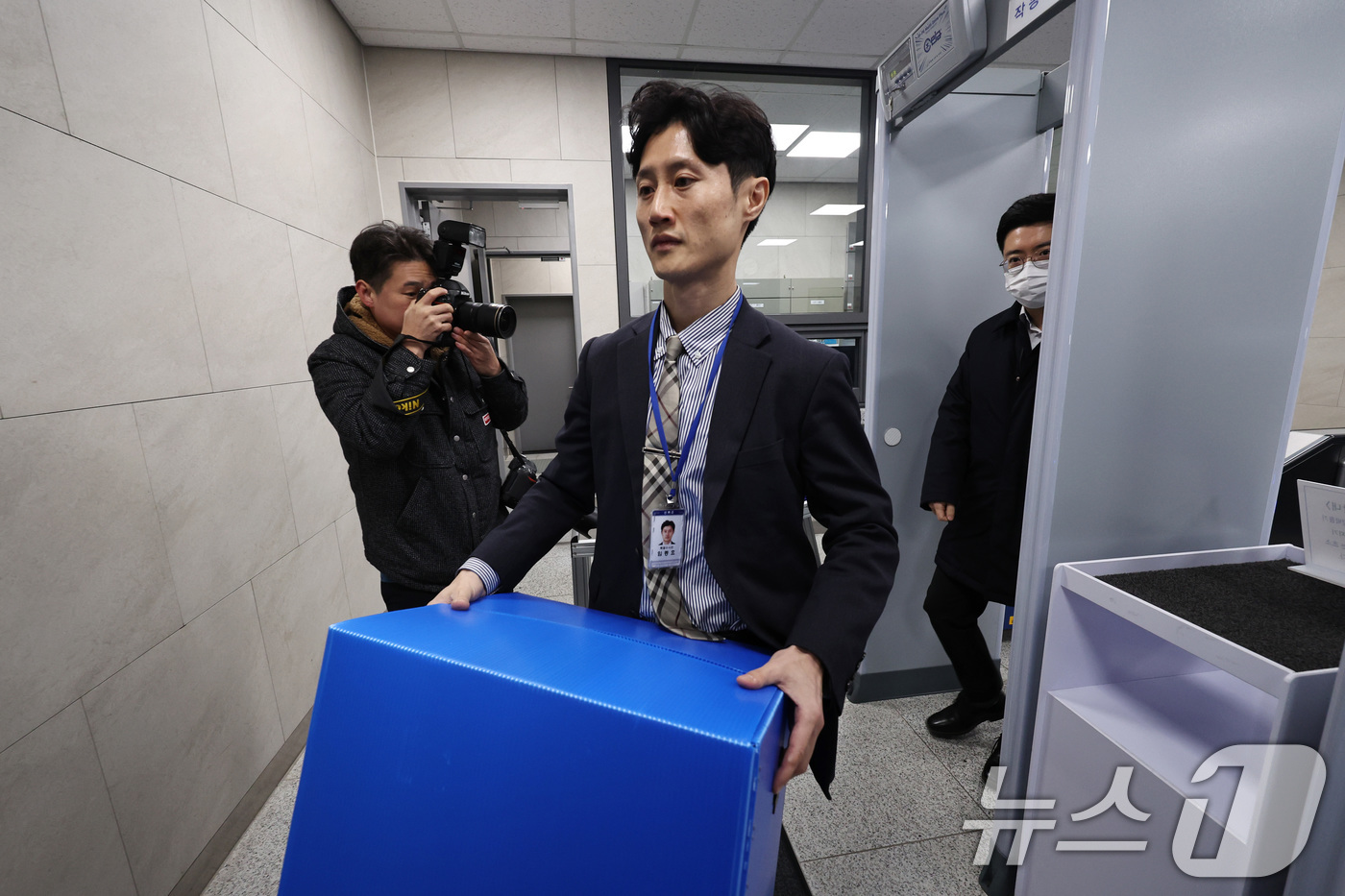 (서울=뉴스1) 구윤성 기자 = '관봉권 띠지 폐기 의혹'을 수사중인 안권섭 상설특별검사팀 수사관들이 19일 오전 수색·검증 영장을 집행하기 위해 서울 중구 한국은행 발권국으로 향 …