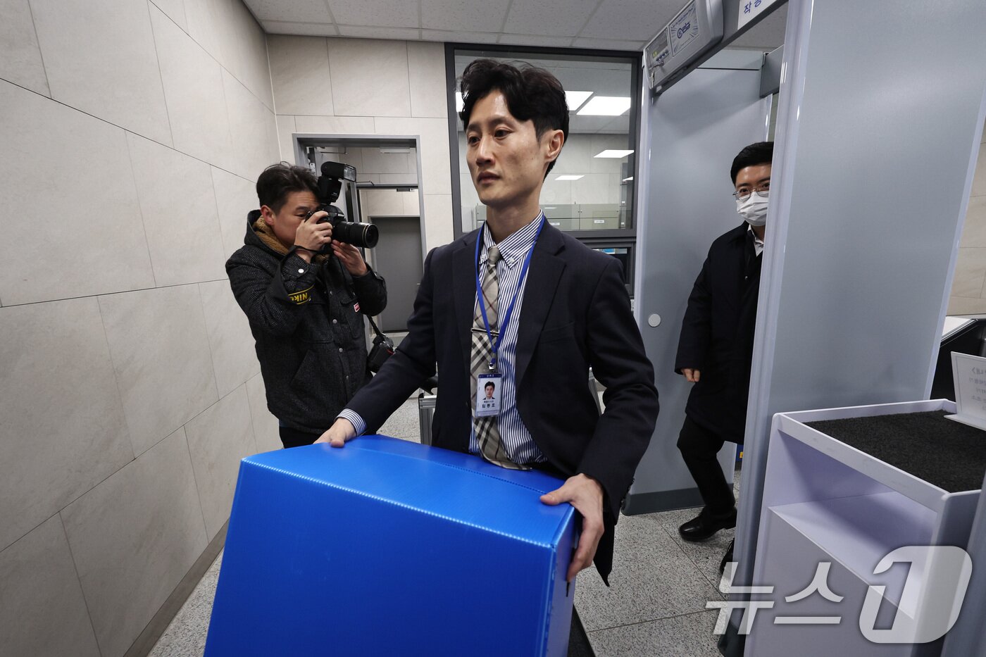 본문 이미지 - '관봉권 띠지 폐기 의혹'을 수사중인 안권섭 상설특별검사팀 수사관들이 19일 오전 수색·검증 영장을 집행하기 위해 서울 중구 한국은행 발권국으로 향하고 있다. 2025.12.19/뉴스1 ⓒ News1 구윤성 기자