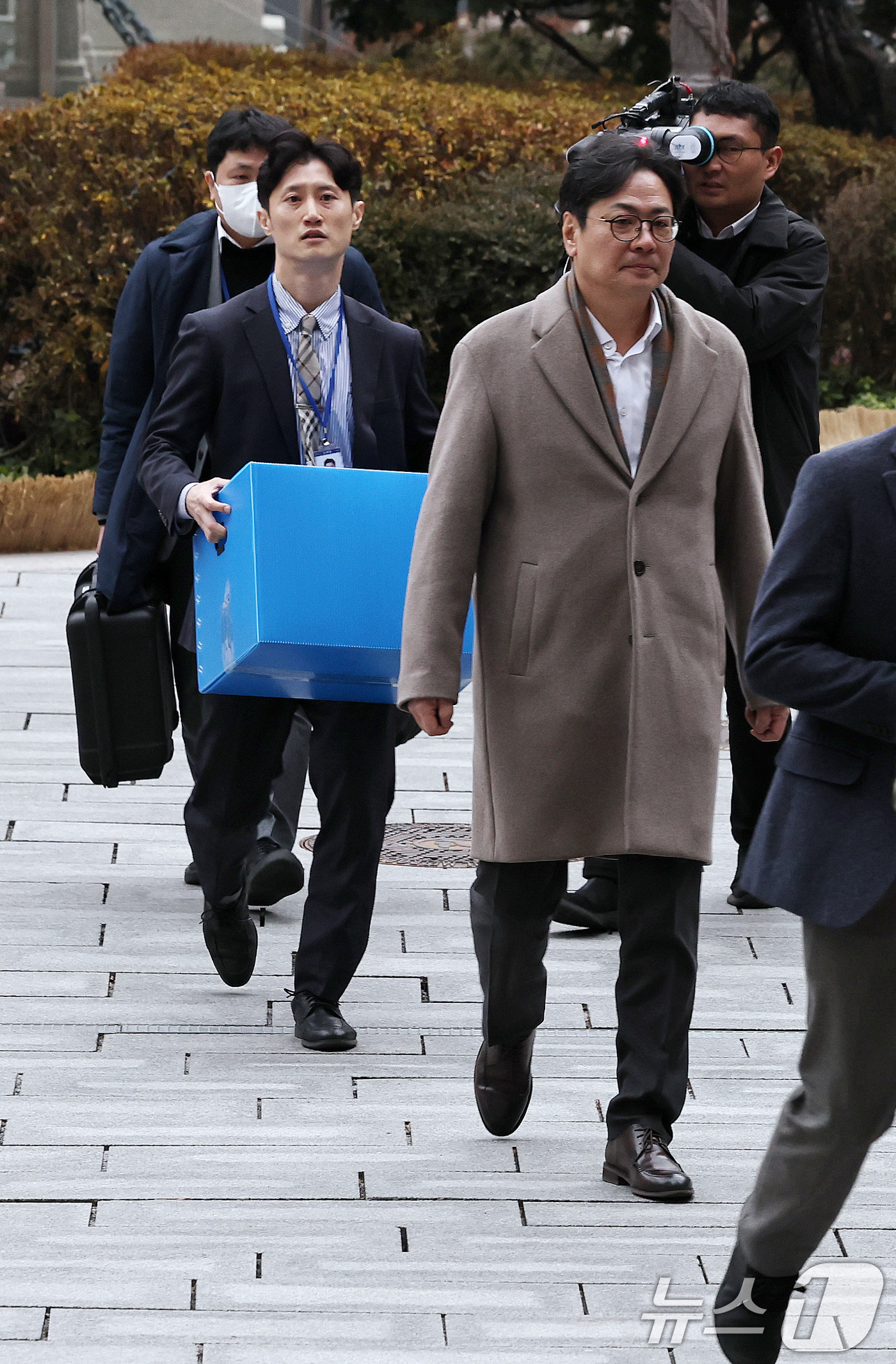 (서울=뉴스1) 구윤성 기자 = '관봉권 띠지 폐기 의혹'을 수사중인 안권섭 상설특별검사팀이 19일 오전 수색·검증 영장을 집행하기 위해 서울 중구 한국은행 발권국으로 향하고 있다 …