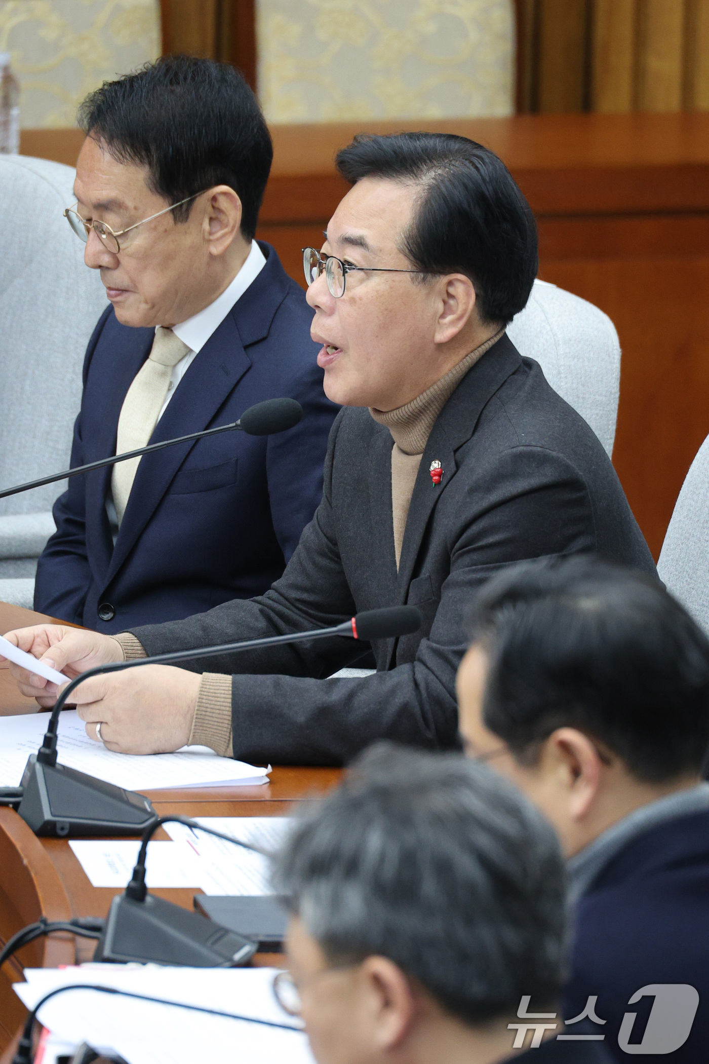 (서울=뉴스1) 신웅수 기자 = 송언석 국민의힘 원내대표가 19일 서울 여의도 국회에서 열린 원내대책회의에서 발언하고 있다. 2025.12.19/뉴스1