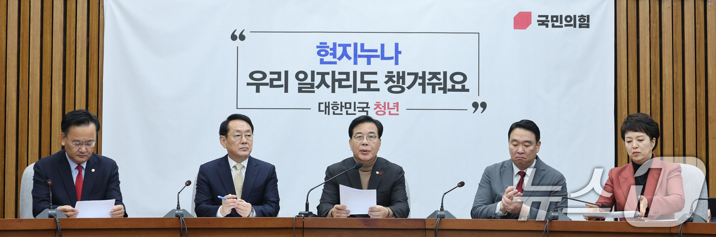 (서울=뉴스1) 신웅수 기자 = 송언석 국민의힘 원내대표가 19일 서울 여의도 국회에서 열린 원내대책회의에서 발언하고 있다. 2025.12.19/뉴스1