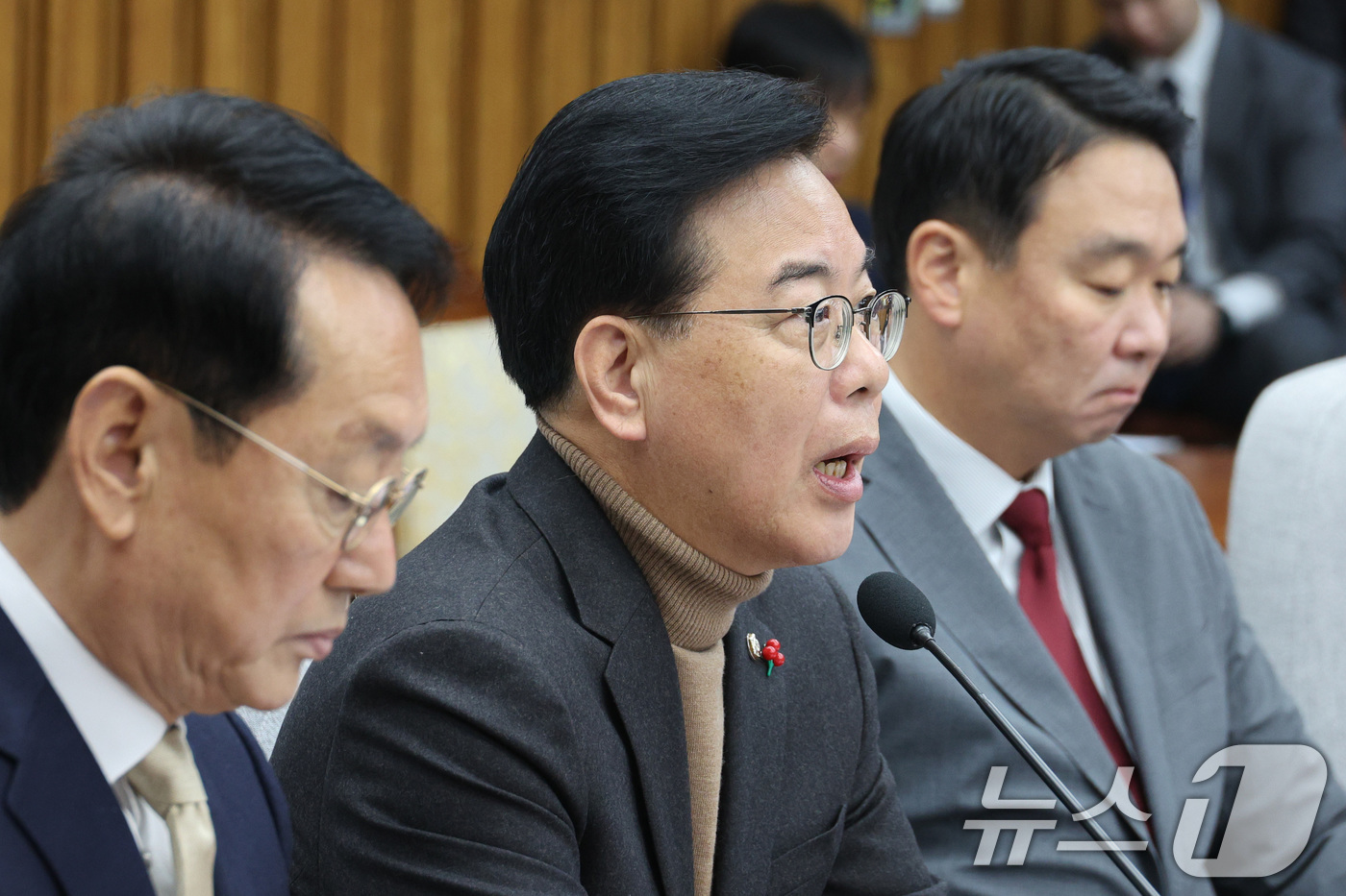 (서울=뉴스1) 신웅수 기자 = 송언석 국민의힘 원내대표가 19일 서울 여의도 국회에서 열린 원내대책회의에서 발언하고 있다. 2025.12.19/뉴스1