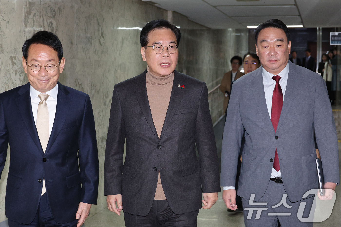 (서울=뉴스1) 신웅수 기자 = 송언석 국민의힘 원내대표가 19일 서울 여의도 국회에서 열린 원내대책회의에 참석하고 있다. 2025.12.19/뉴스1