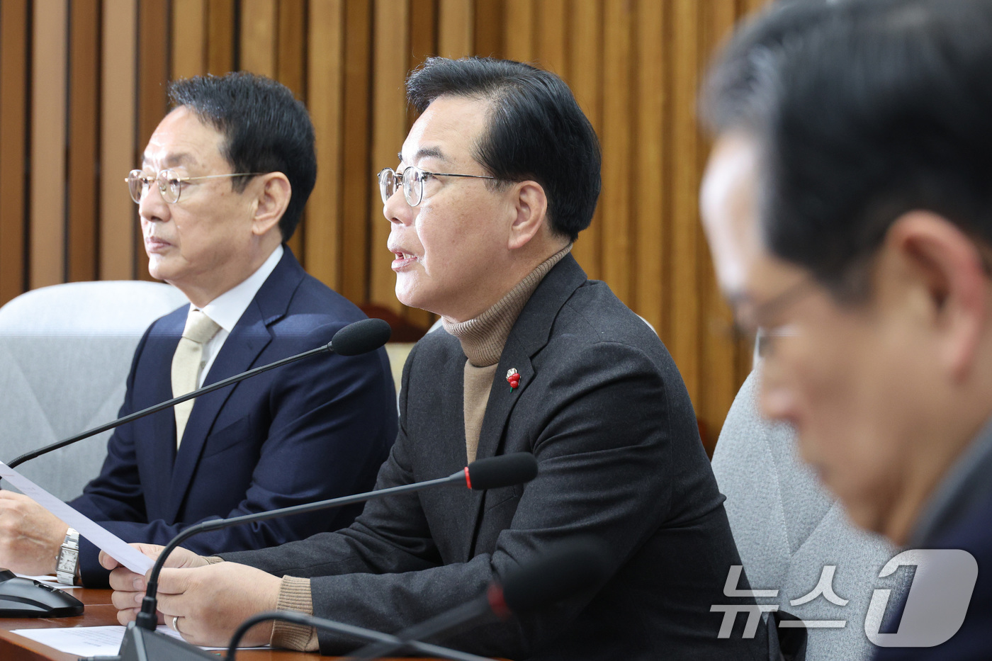 (서울=뉴스1) 신웅수 기자 = 송언석 국민의힘 원내대표가 19일 서울 여의도 국회에서 열린 원내대책회의에서 발언하고 있다. 2025.12.19/뉴스1