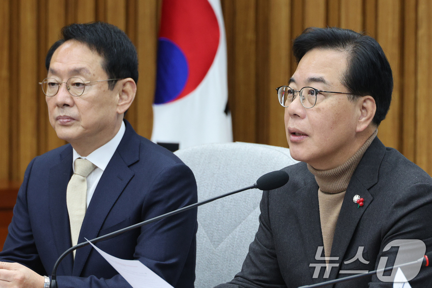 (서울=뉴스1) 신웅수 기자 = 송언석 국민의힘 원내대표가 19일 서울 여의도 국회에서 열린 원내대책회의에서 발언하고 있다. 2025.12.19/뉴스1