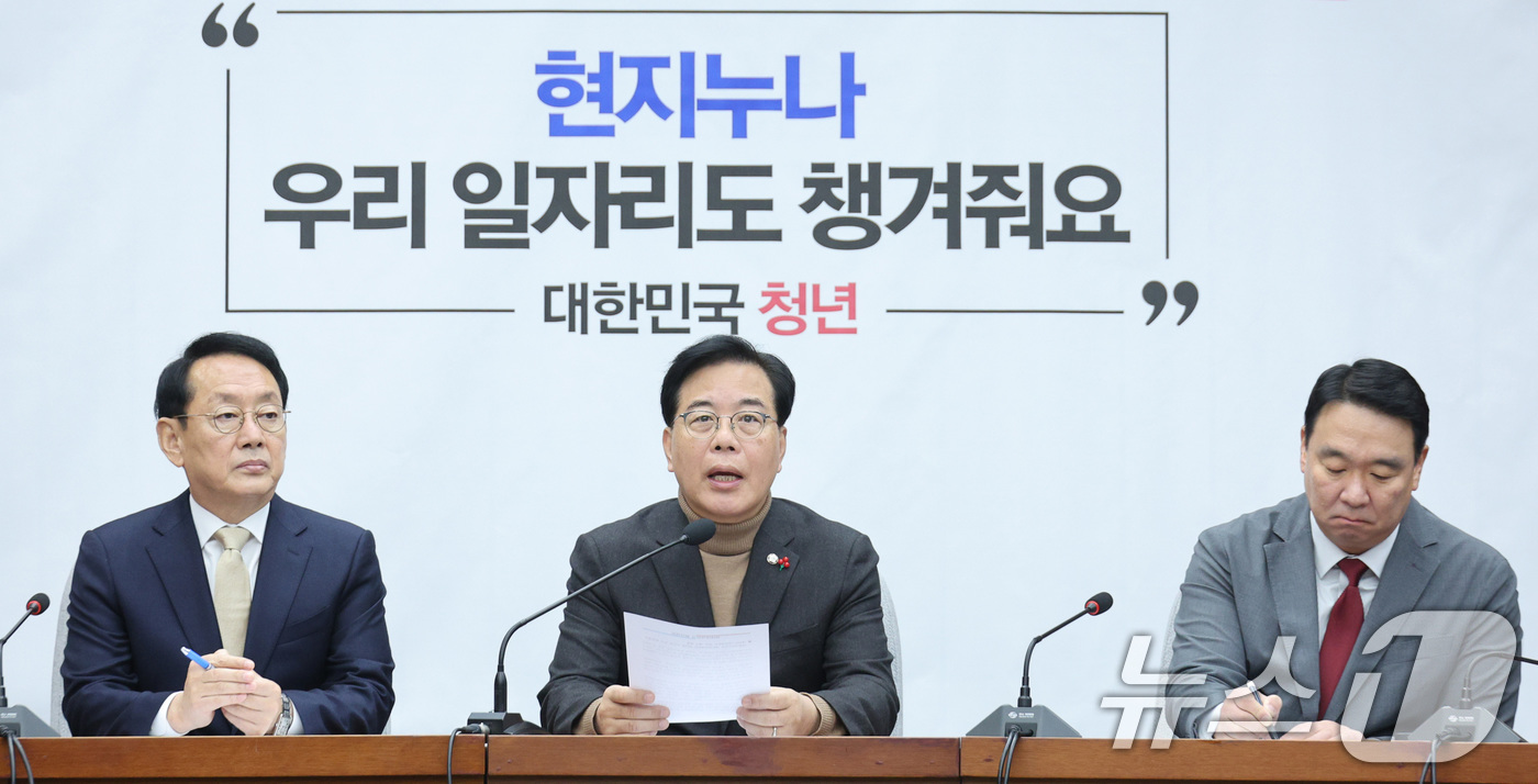 (서울=뉴스1) 신웅수 기자 = 송언석 국민의힘 원내대표가 19일 서울 여의도 국회에서 열린 원내대책회의에서 발언하고 있다. 2025.12.19/뉴스1