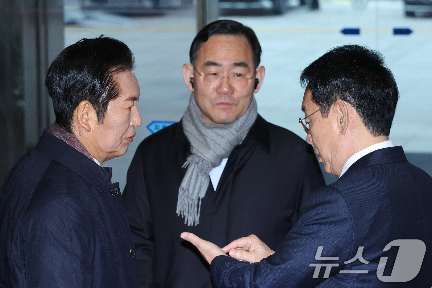 (서울=뉴스1) 신웅수 기자 = 정청래 더불어민주당 대표(왼쪽부터)와 주호영 국회부의장, 김도읍 국민의힘 정책위의장이 19일 서울 여의도 국회에서 대화하고 있다. 2025.12.1 …