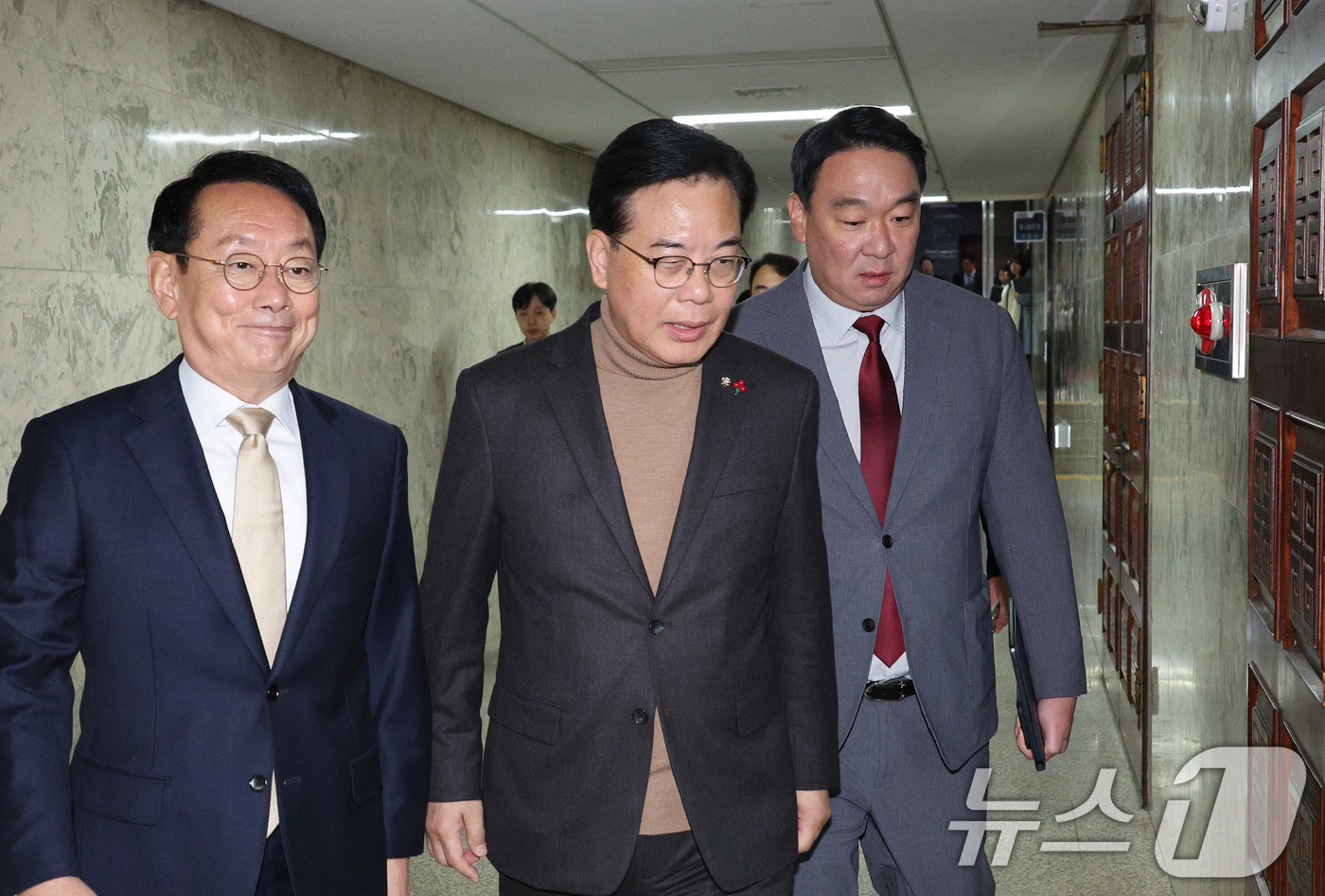 (서울=뉴스1) 신웅수 기자 = 송언석 국민의힘 원내대표가 19일 서울 여의도 국회에서 열린 원내대책회의에 참석하고 있다. 2025.12.19/뉴스1