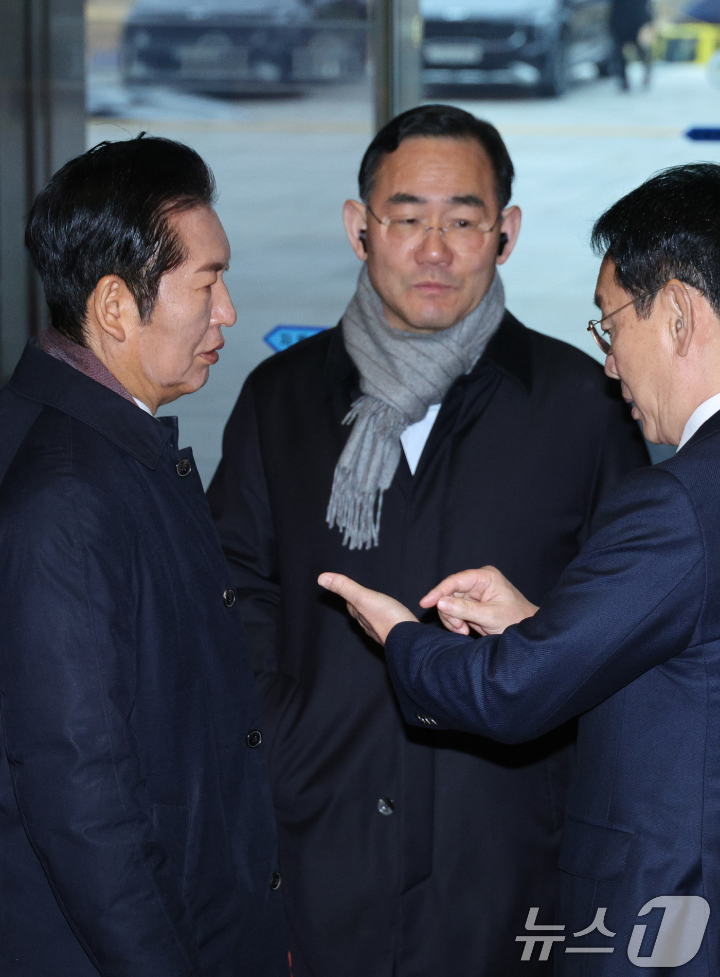 (서울=뉴스1) 신웅수 기자 = 정청래 더불어민주당 대표(왼쪽부터)와 주호영 국회부의장, 김도읍 국민의힘 정책위의장이 19일 서울 여의도 국회에서 대화하고 있다. 2025.12.1 …