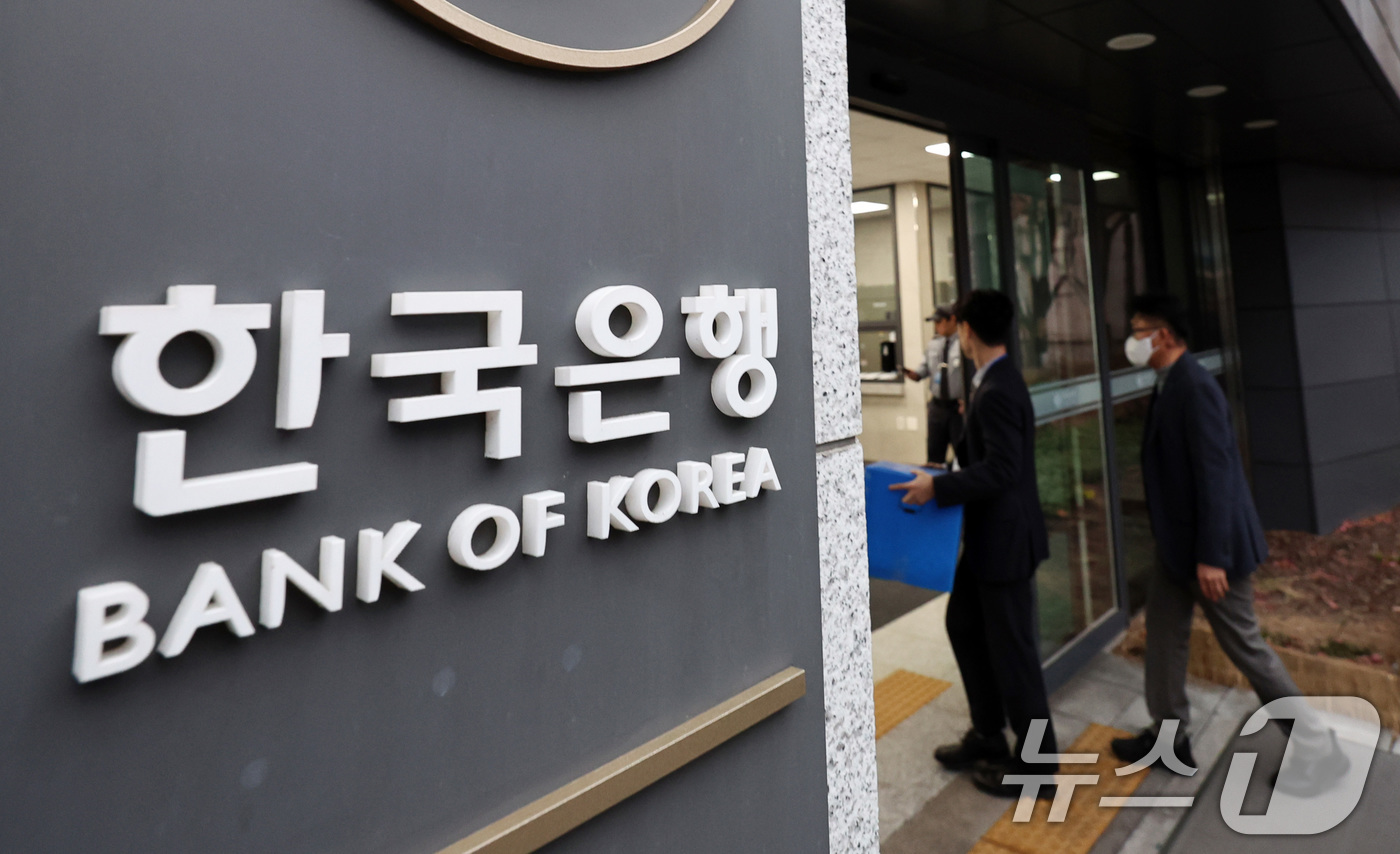 (서울=뉴스1) 구윤성 기자 = '관봉권 띠지 폐기 의혹'을 수사중인 안권섭 상설특별검사팀이 19일 오전 수색·검증 영장을 집행하기 위해 서울 중구 한국은행 발권국으로 향하고 있다 …