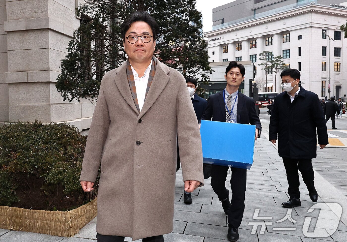 본문 이미지 - '관봉권 띠지 폐기 의혹'을 수사중인 안권섭 상설특별검사팀이 19일 오전 수색·검증 영장을 집행하기 위해 서울 중구 한국은행 발권국으로 향하고 있다. 2025.12.19/뉴스1 ⓒ News1 구윤성 기자