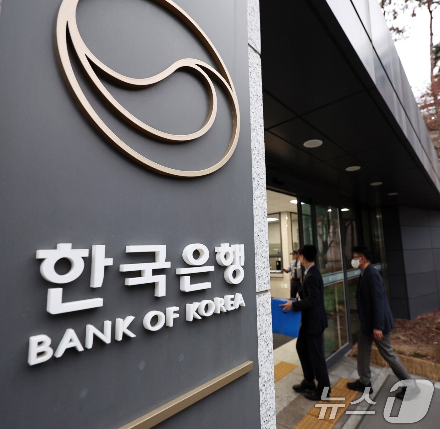 본문 이미지 - '관봉권 띠지 폐기 의혹'을 수사중인 안권섭 상설특별검사팀이 19일 오전 수색·검증 영장을 집행하기 위해 서울 중구 한국은행 발권국으로 향하고 있다. 2025.12.19/뉴스1 ⓒ News1 구윤성 기자